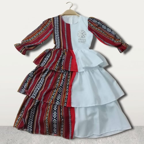 فستان سدو احمر بشعار يوم التاسيس