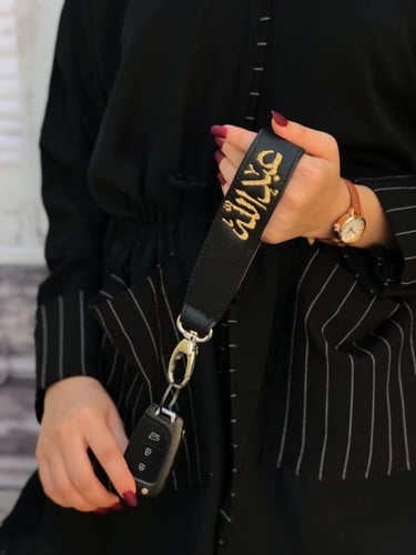 تعليقة مفاتيح جلد بكتابة بالاسم حسب اختيارك بتصميم...