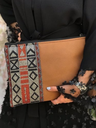 شنطة باوتش جلد مع قماش السدو