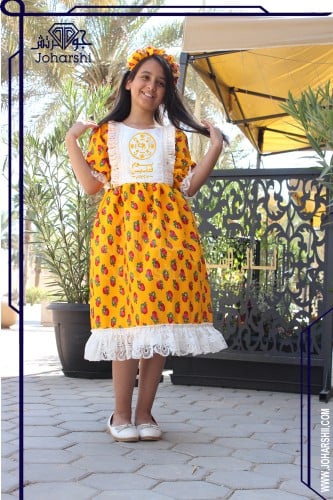 فستان شالكي اصفر دانتيل بتصميم تراثي عصري