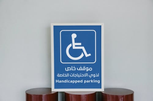 لوحة موقف خاص لذوي الاحتياجات الخاصة