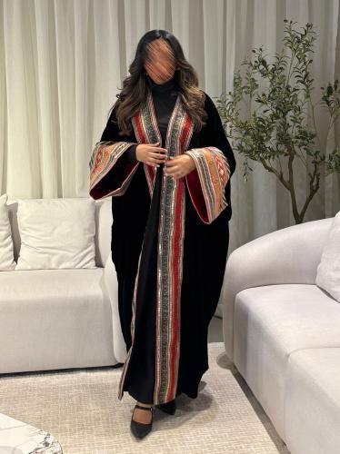 0383 عباية مخمل وكلفة بالأمام والكم وقصة بشت