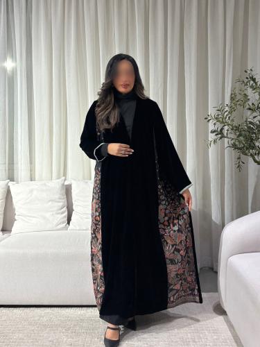 0204 عباية مخمل وتدخيلة تطريز هندي بالجوانب