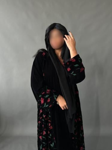 0358 عباية مخمل سادة مع مخمل تطريز (قصة نص كلوش) ا
