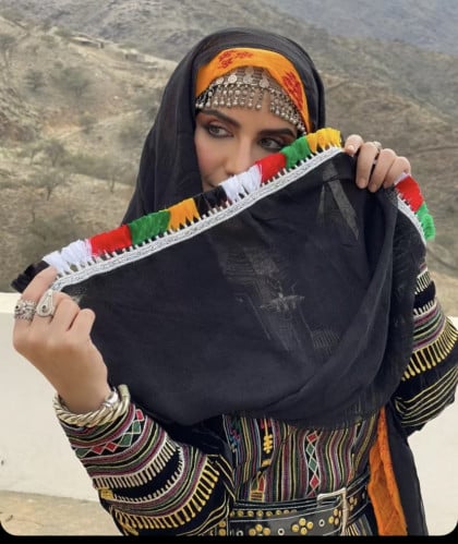 مريشه عسيريه طرحه قطن اسود بهدب ملون