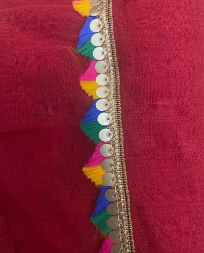 طرحه تراثيه قطن لون احمر بطرف ملون