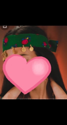 ربطه شعر شالكى اخضر بجنيهات ذهبيه