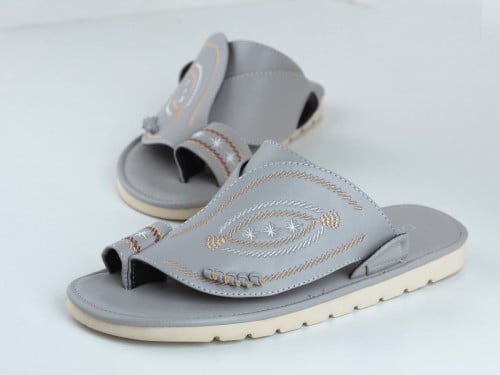 حذاء شرقي مطرز