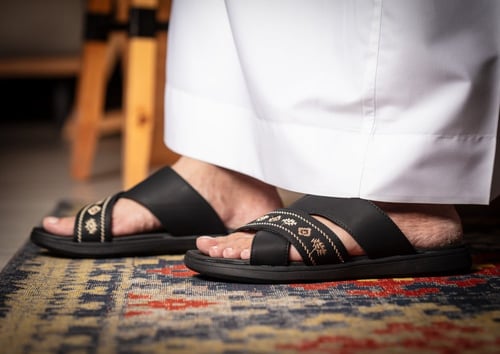 حذاء شرقي مطرز