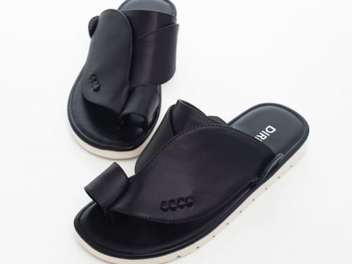 حذاء شرقي ناعم