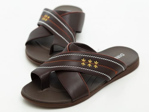 حذاء شرقي مطرز اسود