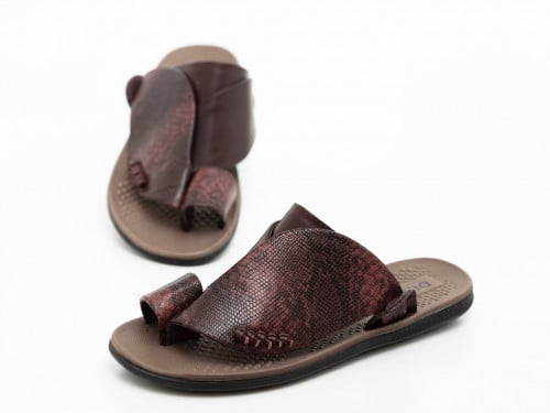 حذاء شرقي واحد والثاني مجاني