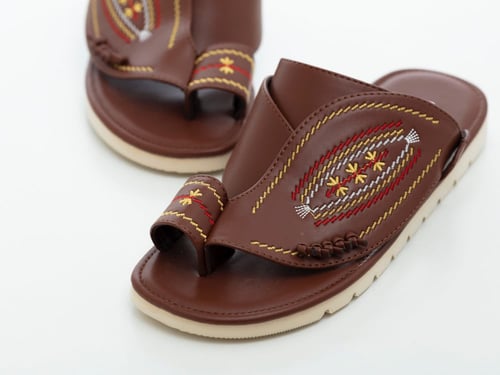 حذاء شرقي مطرز