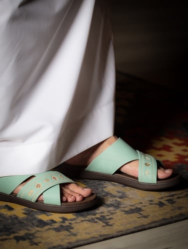 حذاء شرقي مطرز