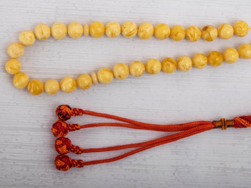 سبحة من تراب الكهرمان الطبيعي مع شاهد صناعة يدوية