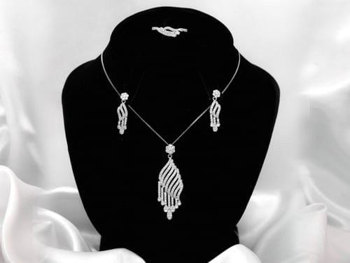 اطقم نواعم مع احجار الزركون بتصميم عصري وانيق