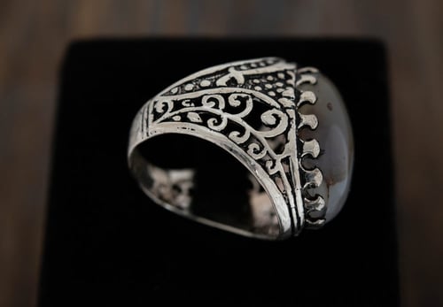 خاتم رجالي من الفضة والعقيق اليماني