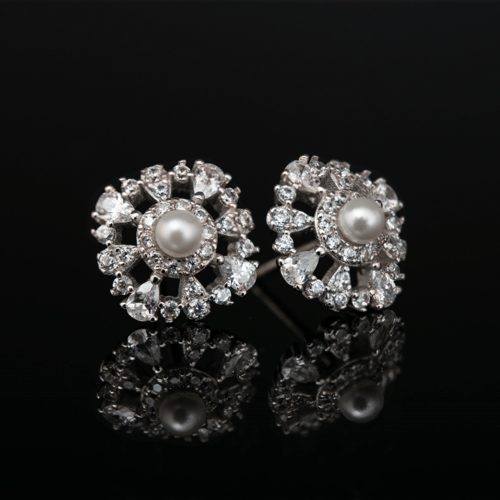 حلق فضة مع اللؤلؤ تصميم الألماس