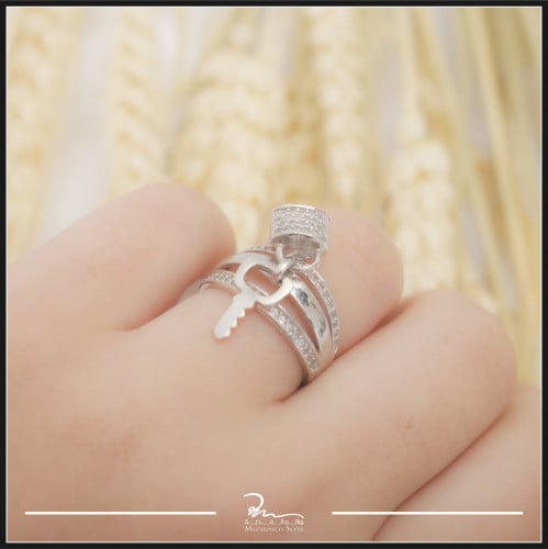 خاتم فضة بشكل القفل والمفتاح