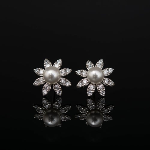 حلق فضة بتصميم وردة مع اللؤلؤ