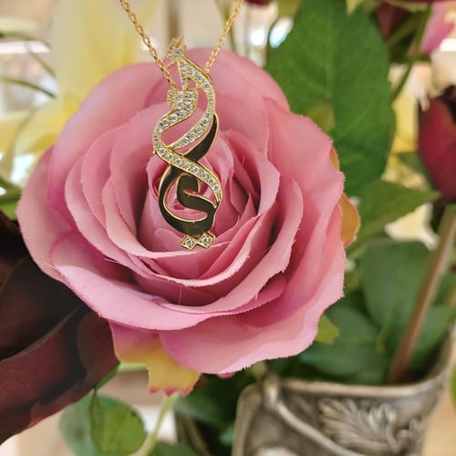 سلسله فضة بإسم أمي بالذهب وحبات الزركون شبيه الالم...