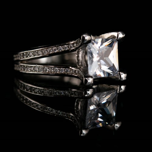 خاتم نسائي فضة بحجر الزركون المربع