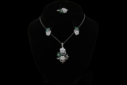 طقم فضة حريمي مع الصدف الأنيق وأحجار الزركون