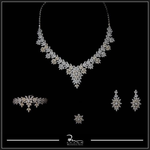 طقم سهرات فضة باللون الفضي والذهبي