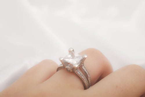 خاتم نسائي فضة بحجر الزركون المربع