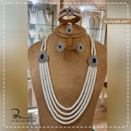 طقم لولو ابيض بالاحجار الطبيعية الأزرق الغامق