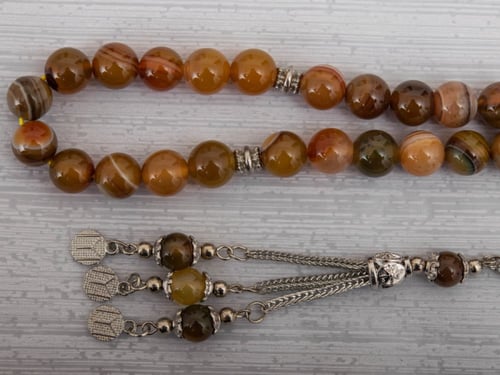 سبحة من احجار العقيق اليماني