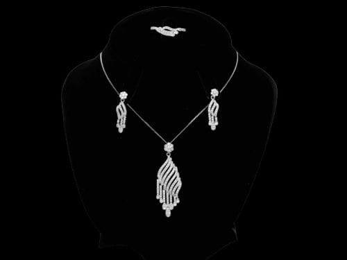 اطقم نواعم مع احجار الزركون بتصميم عصري وانيق