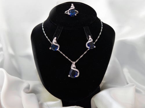 طقم فضة حريمي استرليني مع أحجار نيلي أنيقة .