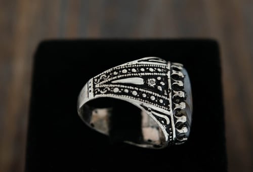 خاتم رجالي من الفضة والعقيق اليماني