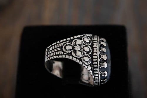 خاتم رجالي من الفضة والعقيق اليماني