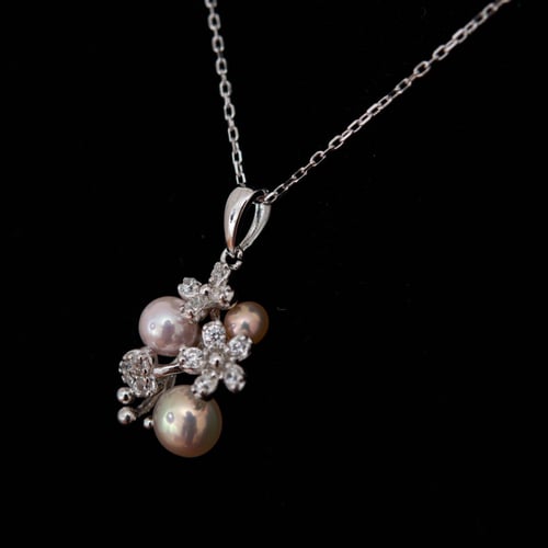 تعليقة فضة أنيقة وناعمة مع اللولو الزراعي والأحجار