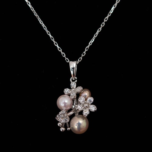 تعليقة فضة أنيقة وناعمة مع اللولو الزراعي والأحجار