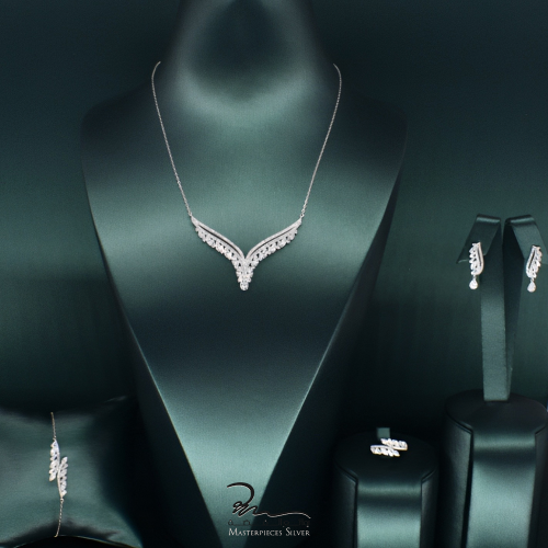 طقم فضة مرصع شبيه الألماس