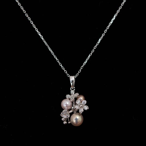 تعليقة فضة أنيقة وناعمة مع اللولو الزراعي والأحجار