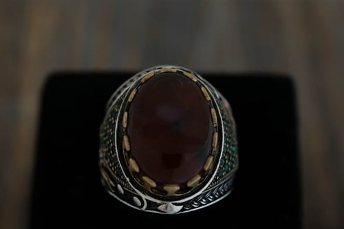 خاتم رجالي من الفضة والعقيق اليماني الكبدي