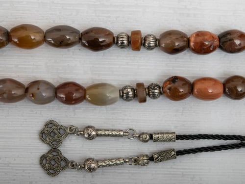 سبحة عقيق مع شاهد وفواصل فضة