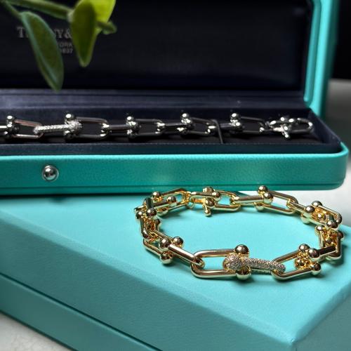 سوار Tiffany & Co. ذهبي وفضي تصميم أنيق وفخم.