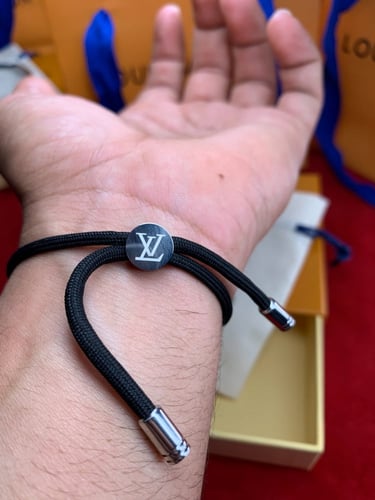 أسورة LVأسود