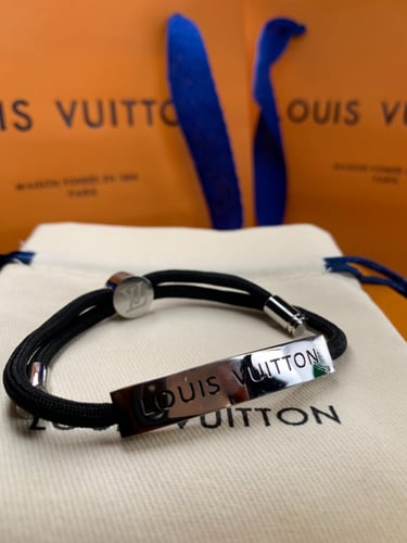 أسورة LVأسود