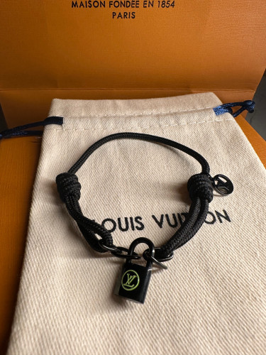 أساور ال ڤي