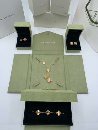 الطقم الملكي الذهبي