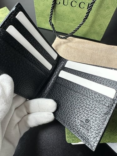 محفظة قوتشي اسود