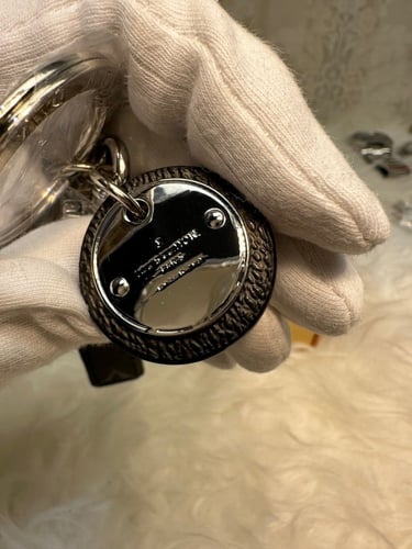 ميدالية أسود ورصاصي