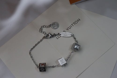 اسوارة LV سلفر بفصوص سلفر