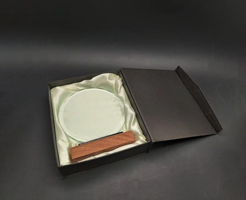 درع زجاج دائري مع قاعدة خشبية